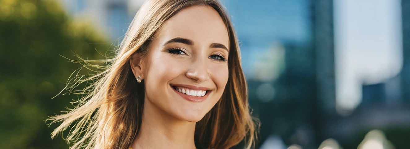 Familjer njuter av sol, sand och vattenparker längs Spaniens kust, en perfekt mix av avkoppling och äventyr.